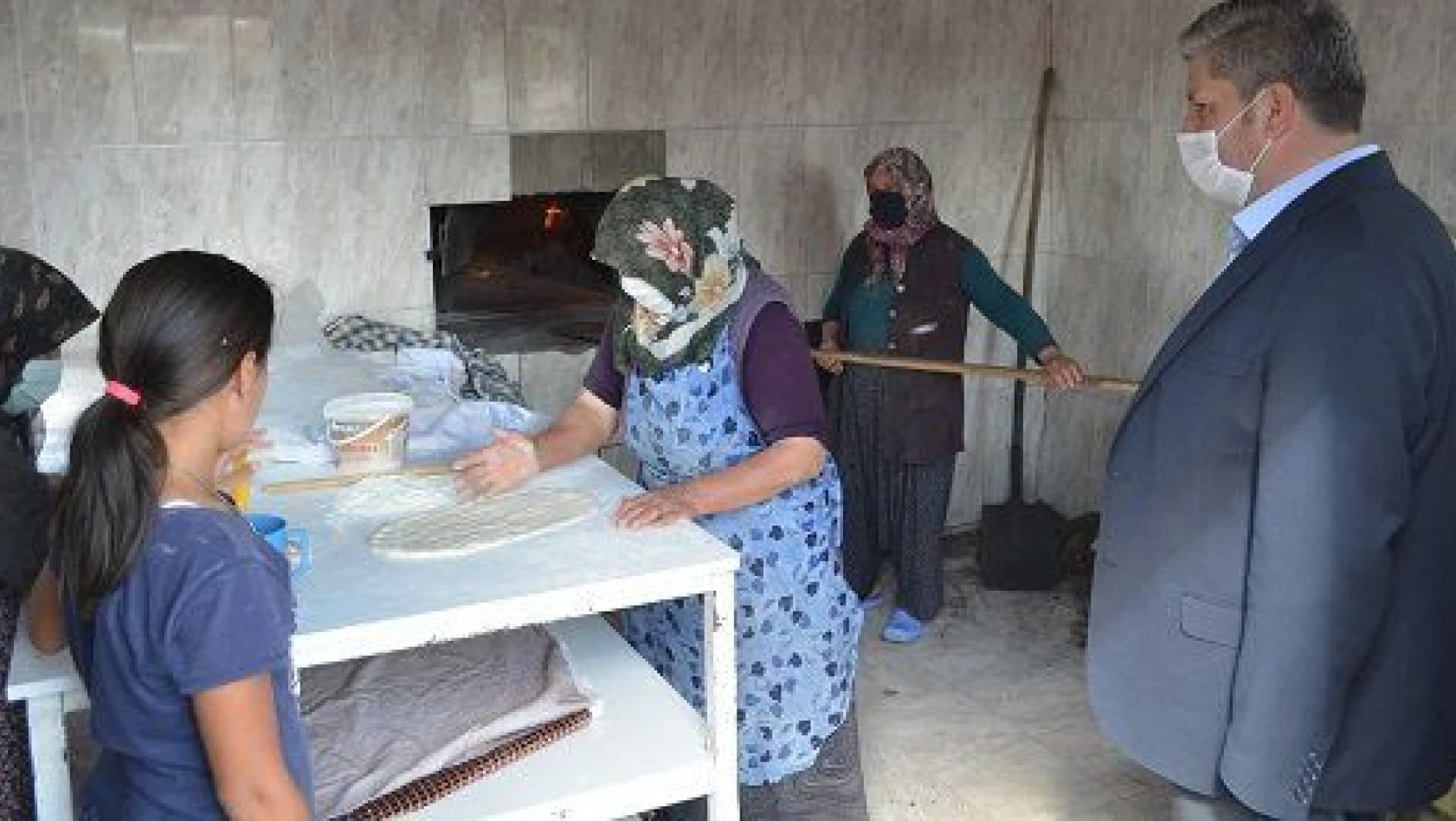 Bünyanlı kadınlar ekmeklerini mahalle fırınında pişiriyor