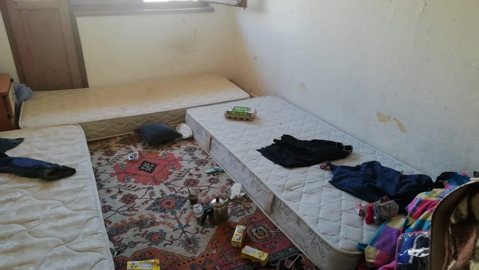 Harabe evde yaşayan Filistinli aile yardım bekliyor
