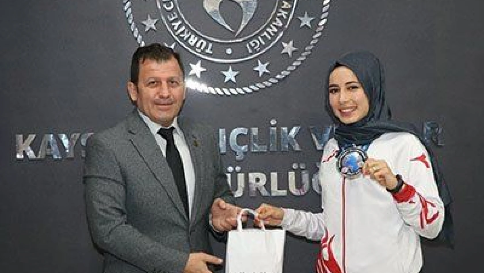 Kick Boks Dünya ikincisi Türksoy, İl Müdürü Kabakcı'yı ziyaret etti