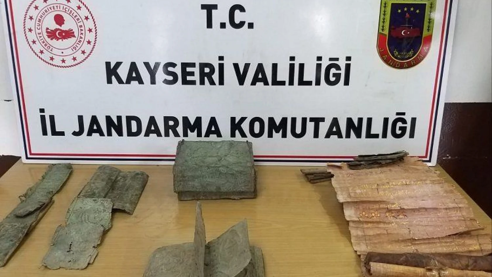 Kayseri'de ağaç kabuğuna yazılmış altın yaldızlı tarihi belge kılıfı ele geçirildi