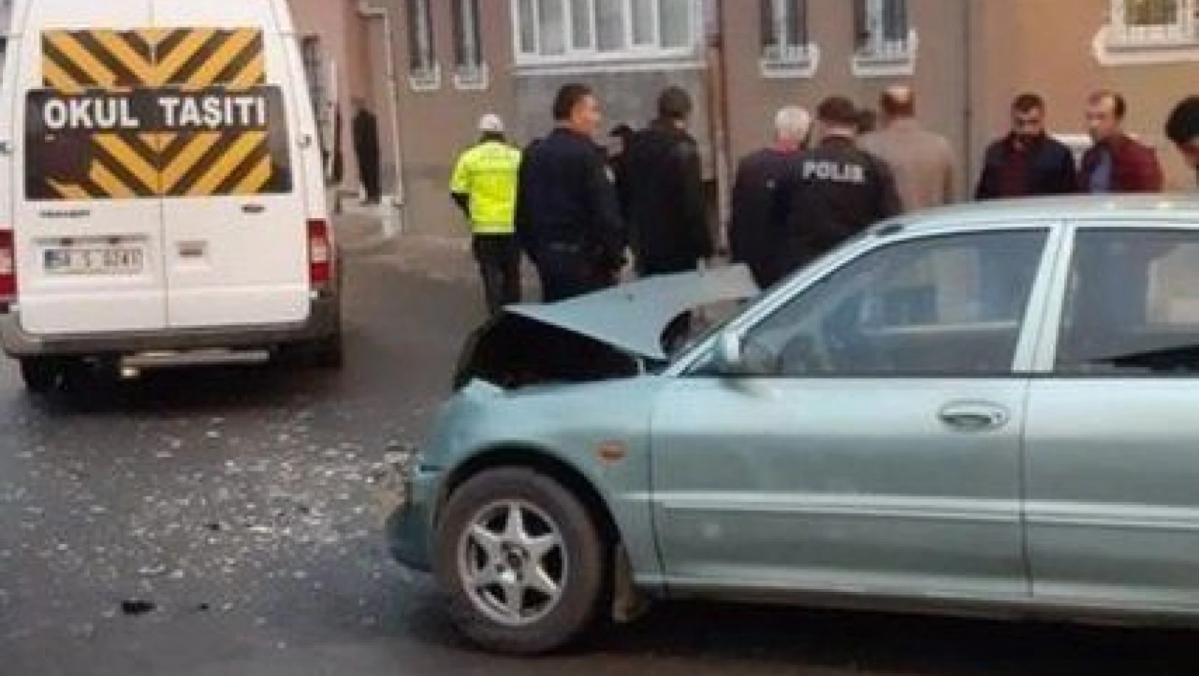 Kayseri'de öğrenci servis minibüsü ile otomobil çarpıştı: 5 yaralı
