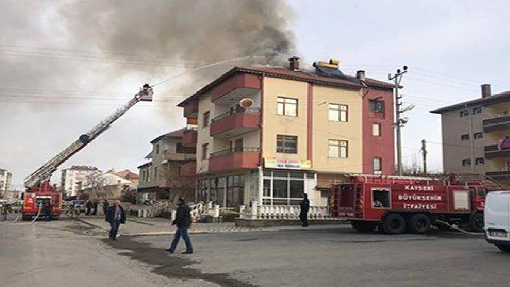 Bünyan'da iki katlı binanın çatısı yandı