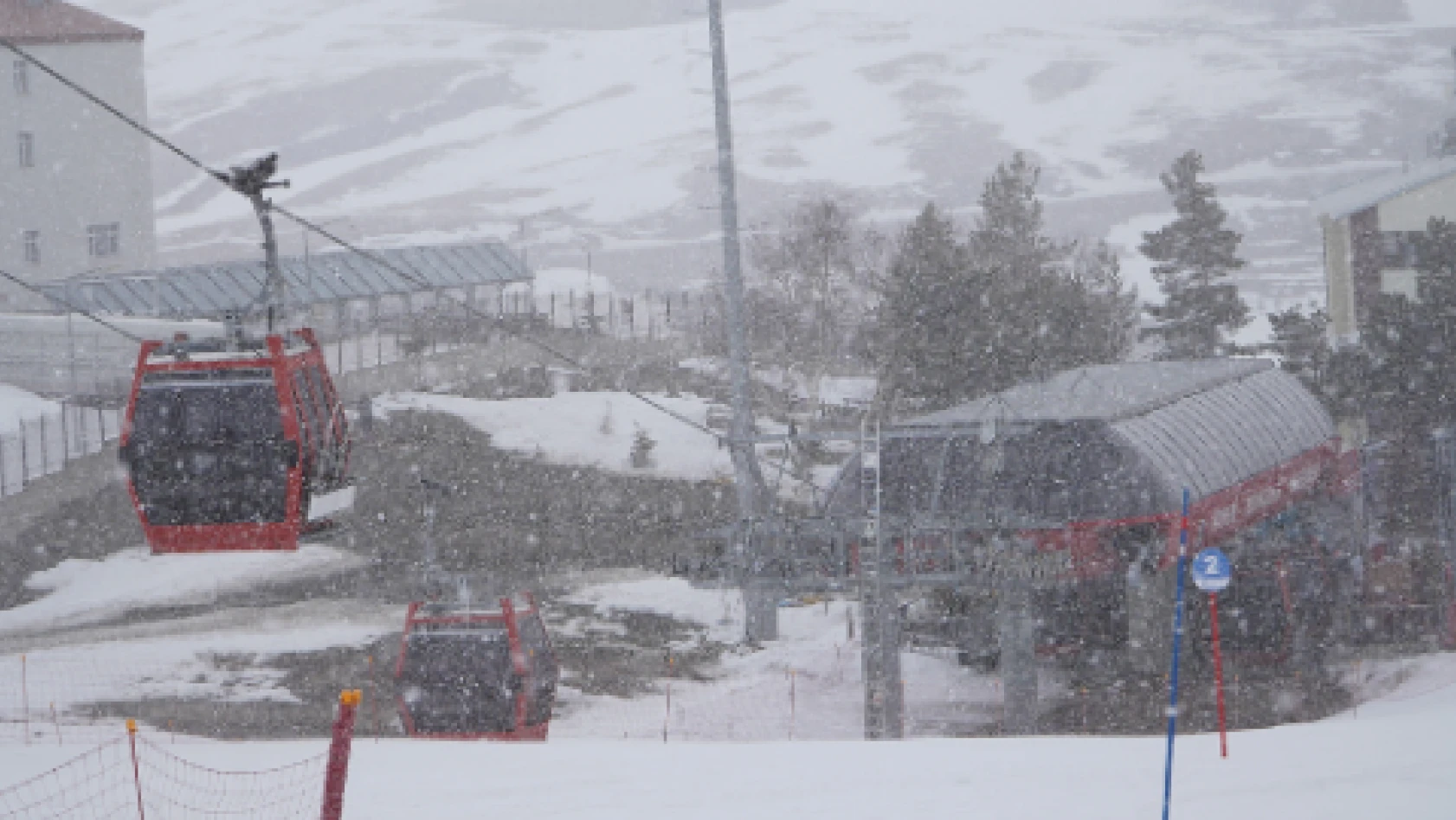 Erciyes Dağı'na mevsimin ilk karı yağdı