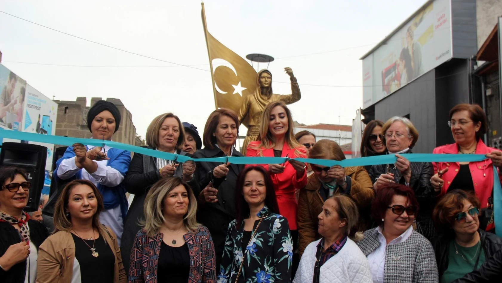 Yeniden yaptırılan Kadınlar Çarşısı Anıtı'nın açılışı yapıldı