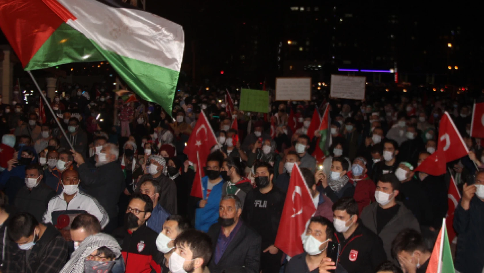  Binlerce kişi Filistin'e destek için toplandı