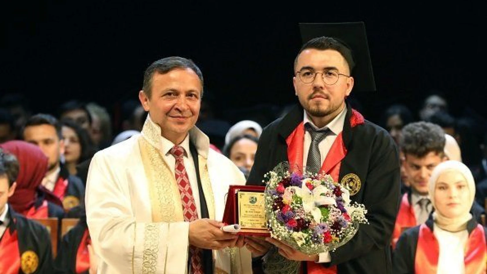 ERÜ Tıp Fakültesi 48. dönem mezunlarını verdi