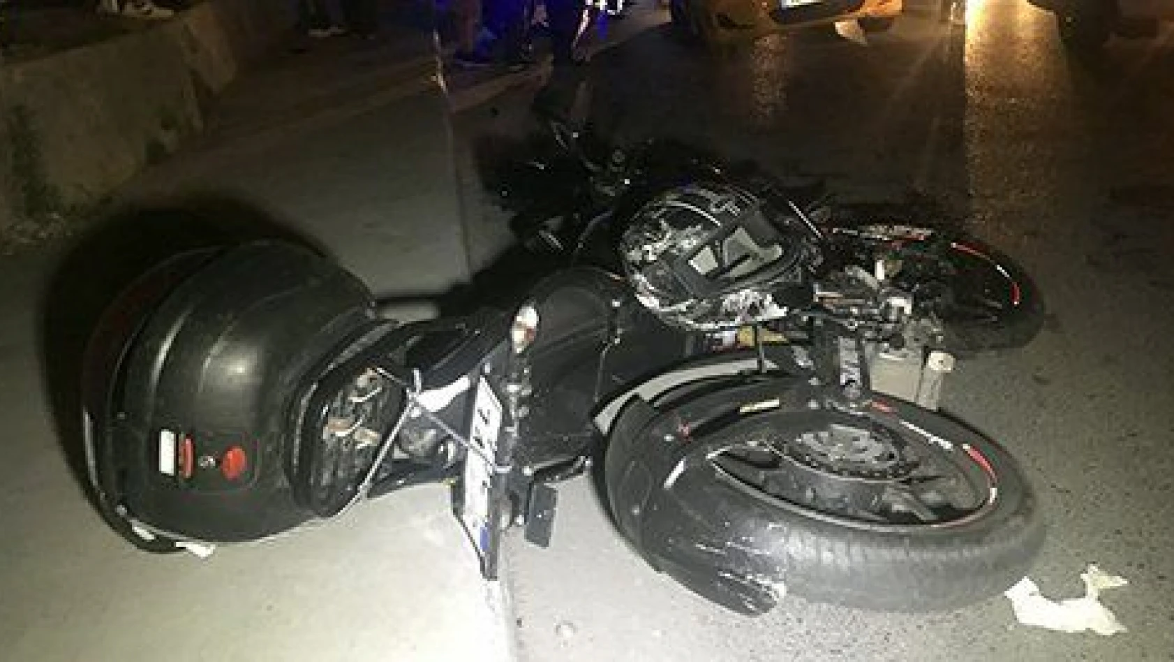 Motosiklet park halindeki kamyonete çarptı: 2 ölü