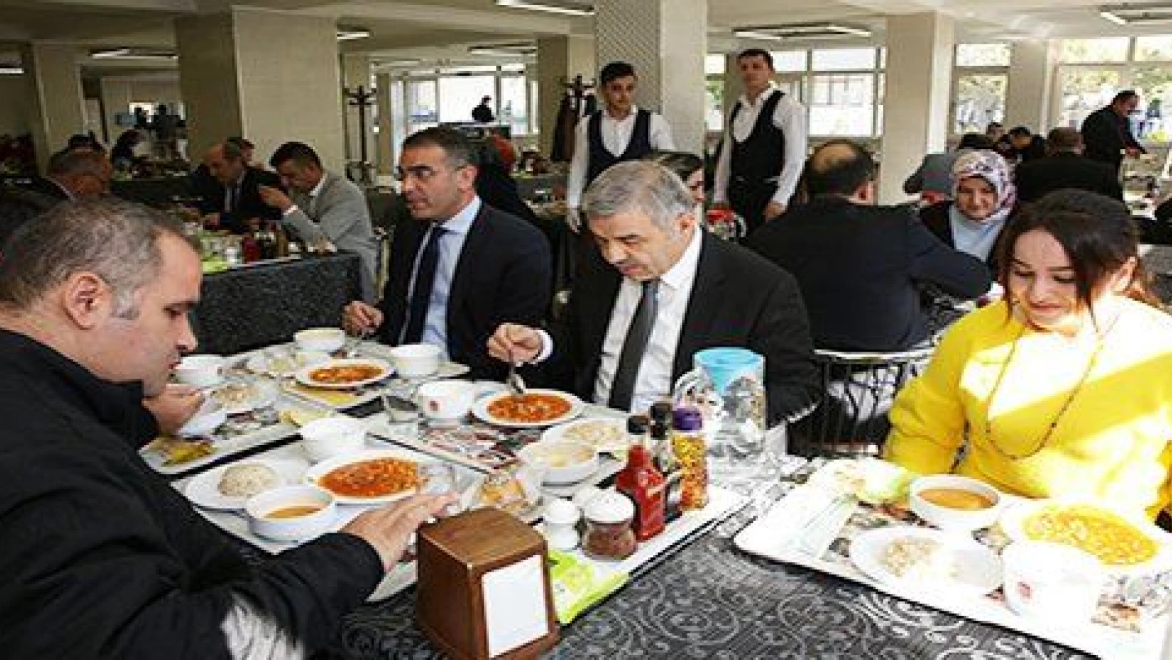 Başkan Çelik, öğle yemeğinde Büyükşehir Belediyesi personeli ile bir aradaydı 