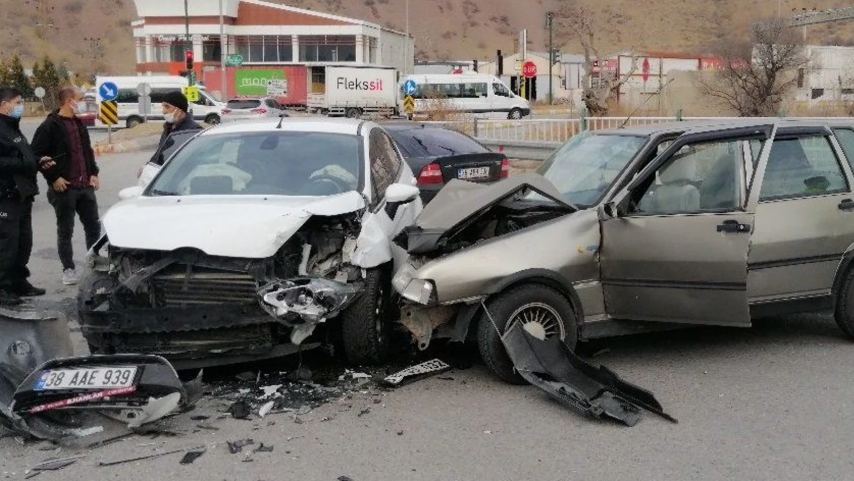 İki otomobil kafa kafaya çarpıştı: 4 yaralı