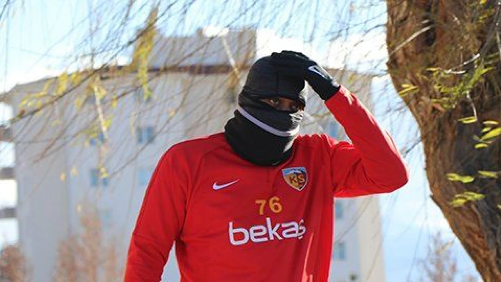 Soğuk hava Kayserisporlu futbolcuları da etkiledi 