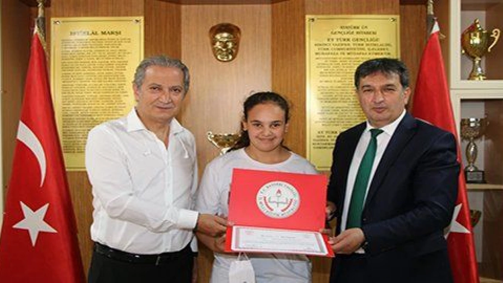 Ekinci ve Eskici Türkiye Şampiyonu Takımı Ödüllendirdi 