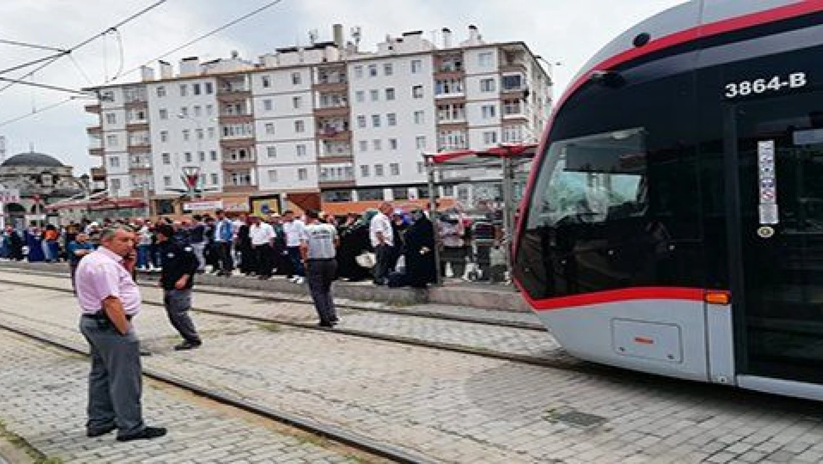 Kayseri'de tramvayın altında kalan bir kişi yaralandı 