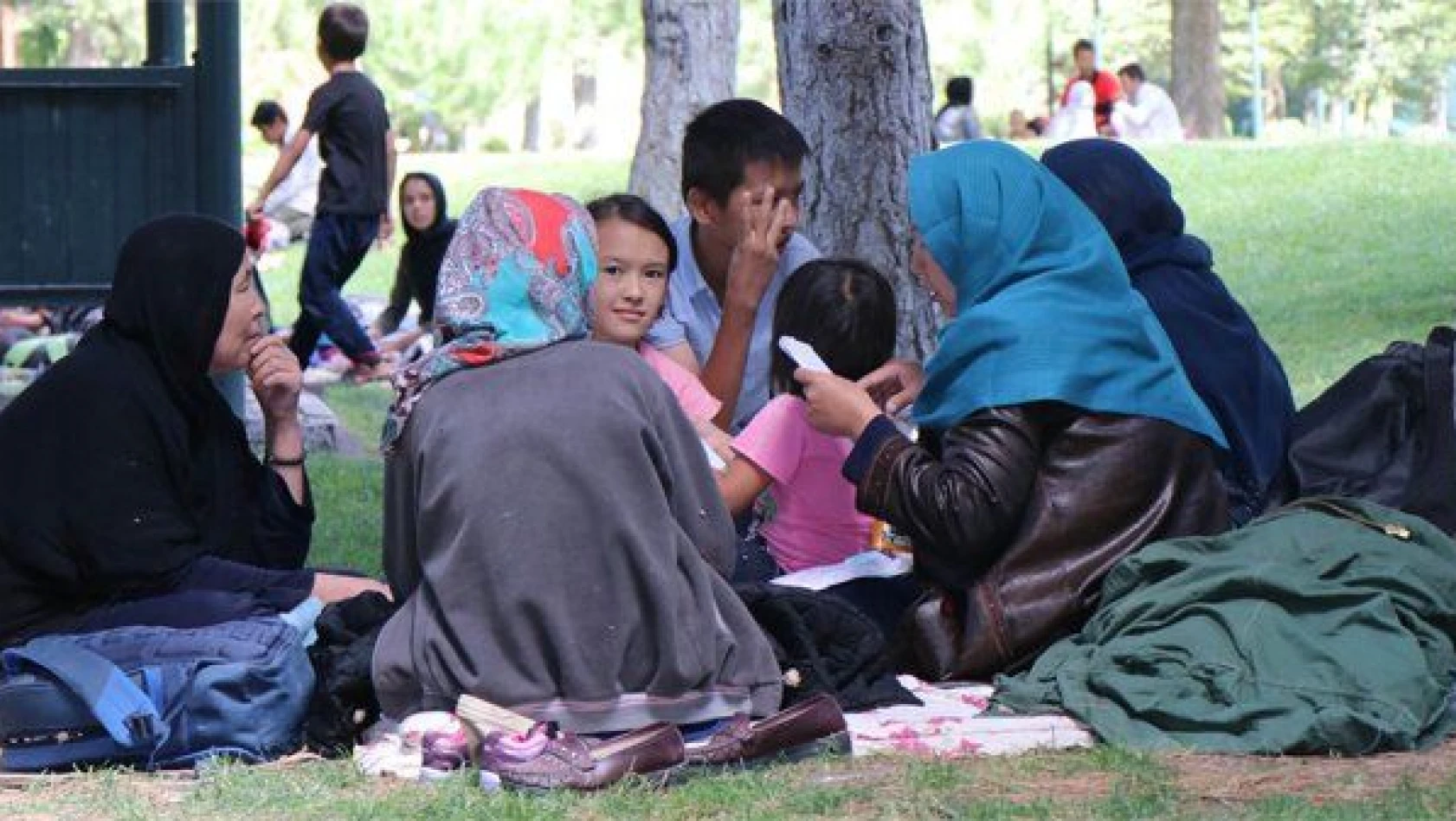Parkta yatan 17 Afgan aileye devlet sahip çıktı