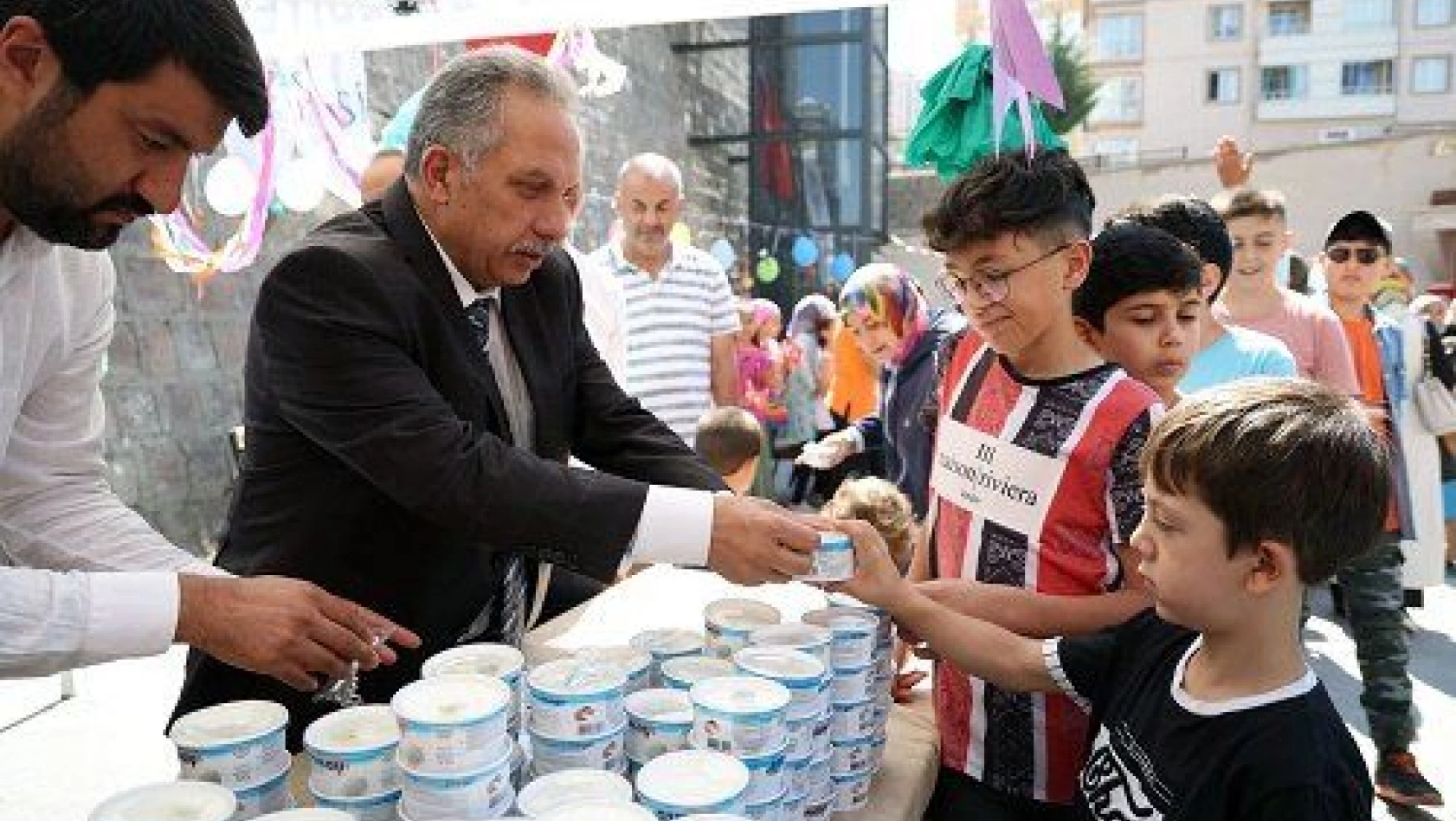 Başkan Yalçın'dan yaz kuran kursu öğrencilerine dondurma ikramı