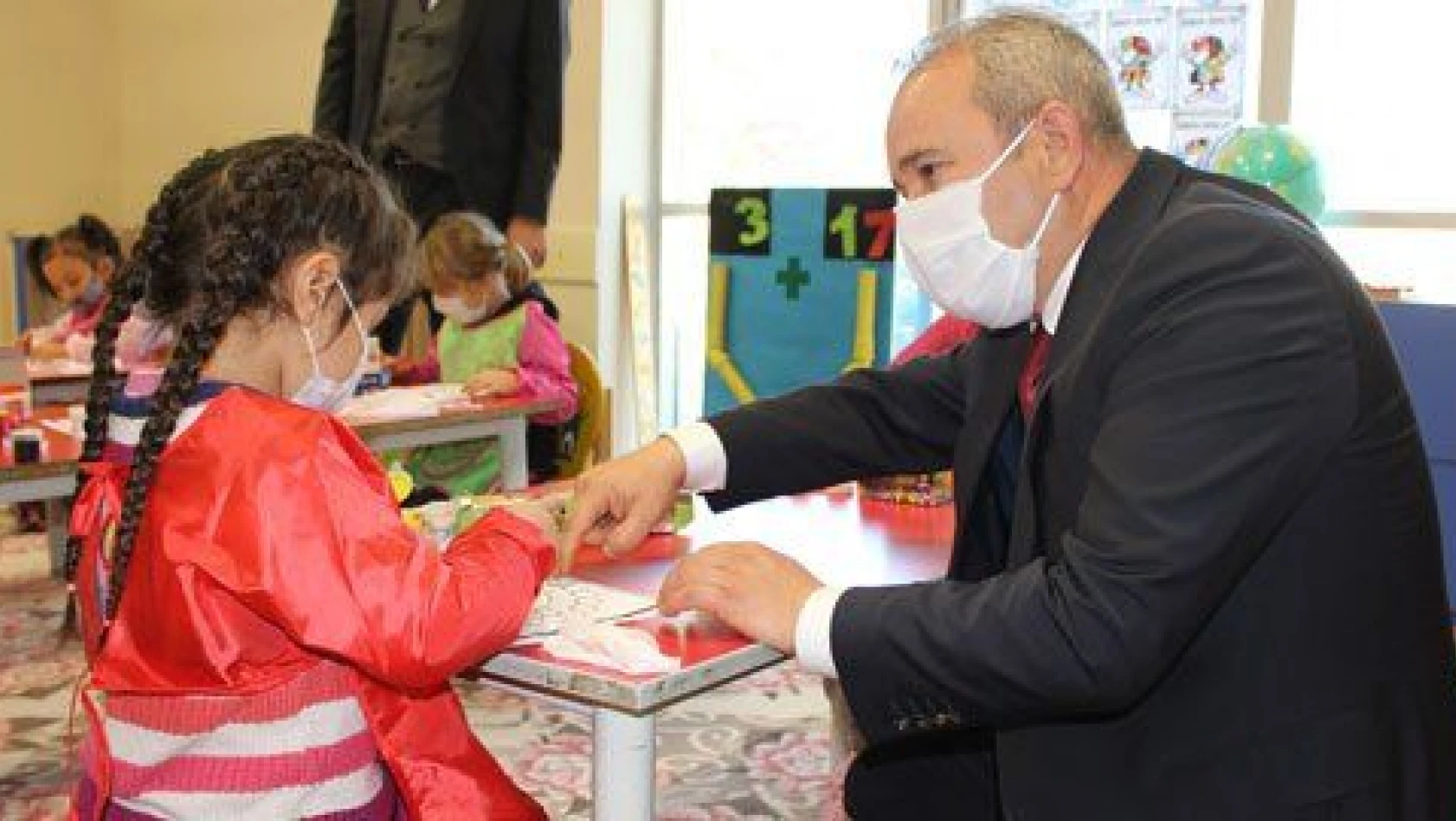Akkışla Belediye Başkanı Arslan kreşleri ziyaret ederek maske dağıtımı yaptı