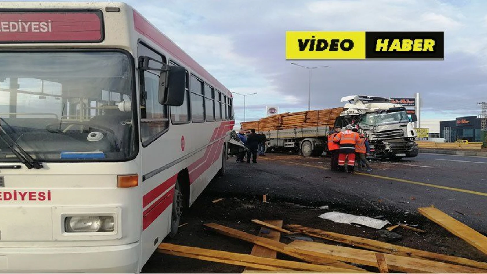 Tır durakta yolcu alan halk otobüsüne çarptı: 11 yaralı