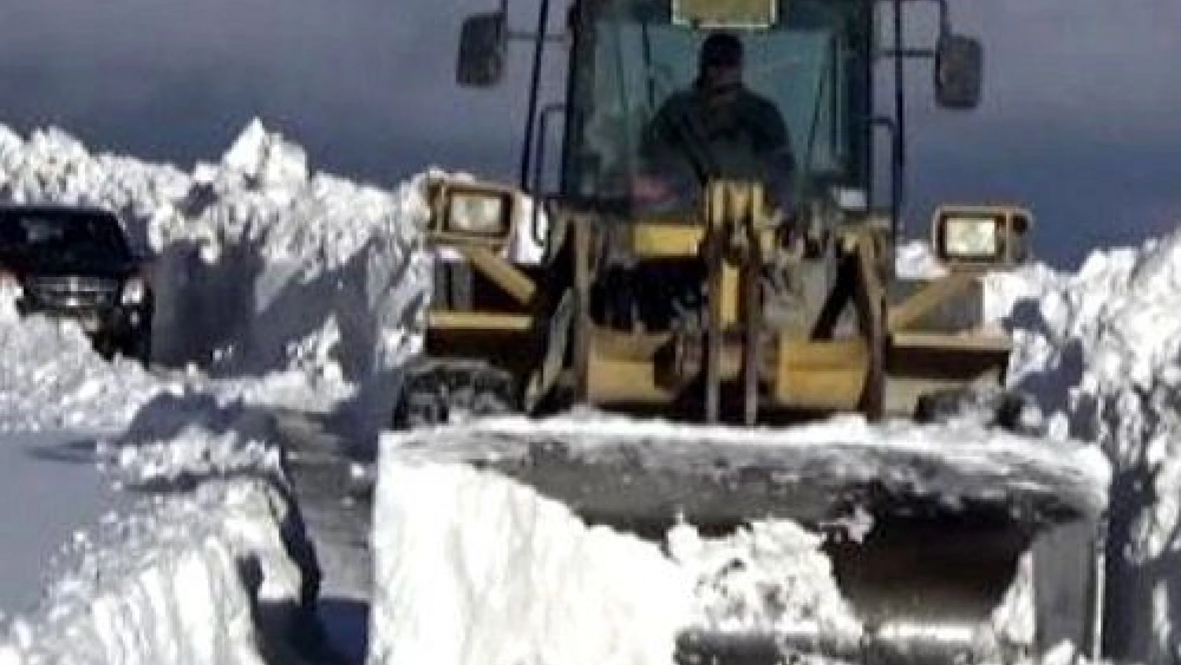 Kayseri'de kar nedeniyle kapanan 261 mahalle yolunun 172'si açıldı