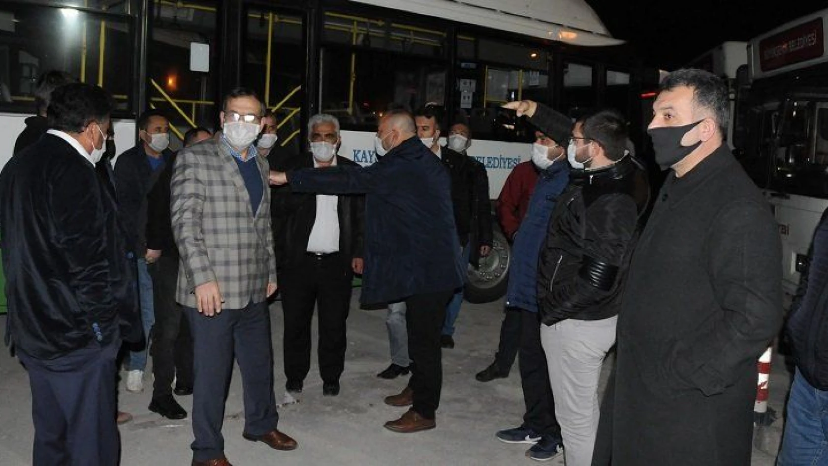 Halk otobüs şoförleri gönderilen 'mesaj' üzerine yol kapatıp eylem yaptı