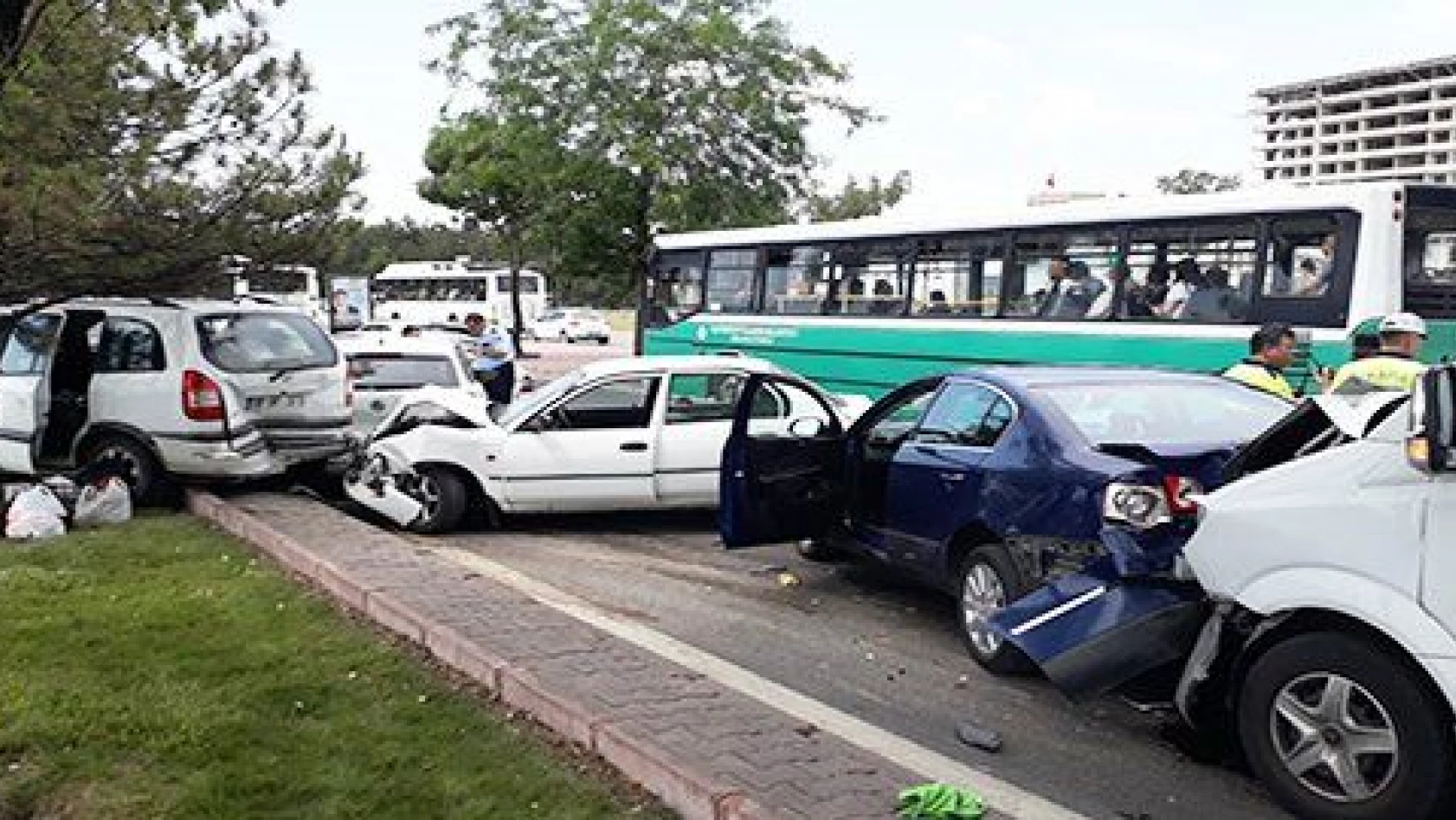 Kayseri'deki zincirleme trafik kazasında 8 araç birbirine girdi