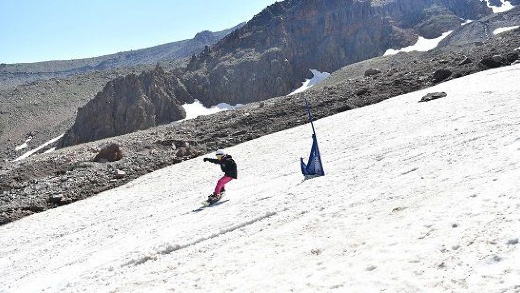 Erciyes'te temmuz ayında sporcular kayak keyfi yaşıyor