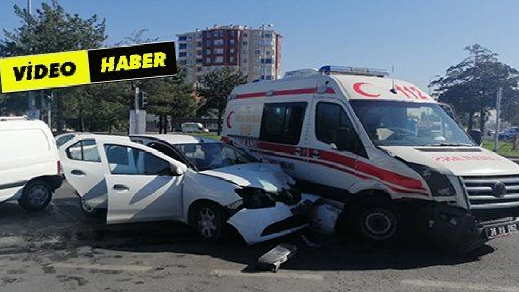 Kayseri'de hasta taşıyan ambulansa otomobil çarptı: 6 yaralı