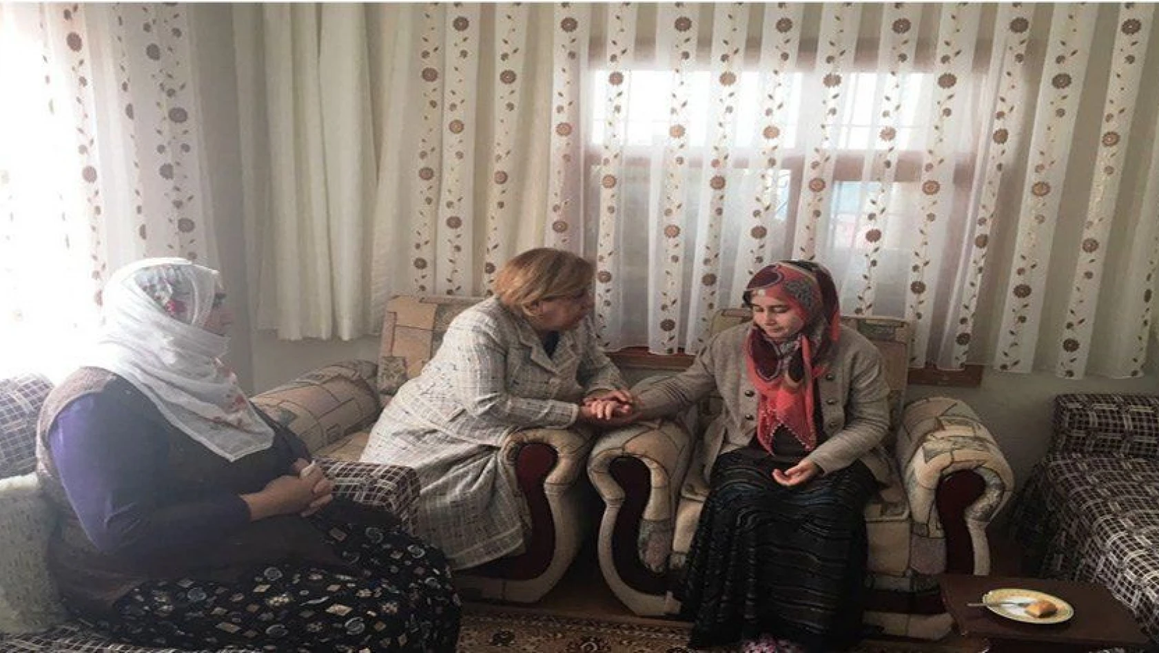 Vali Kamçı'nın Eşinden Şehit Polis İsmail Mavitaş'ın Ailesine Ziyaret