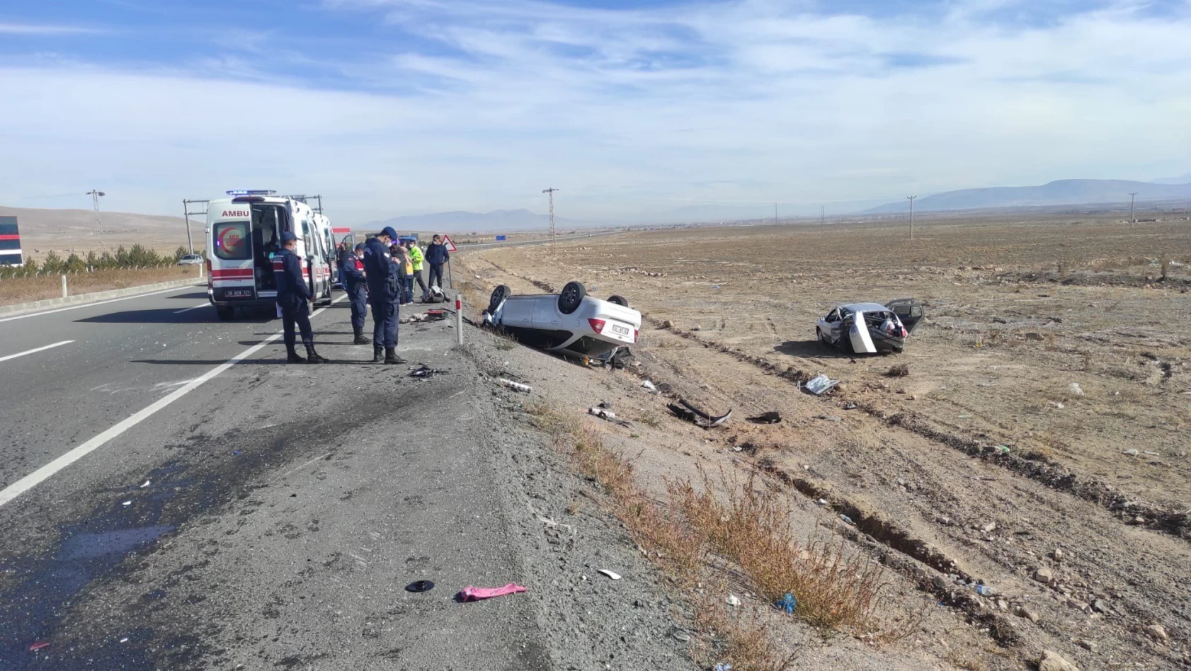 Kaza yapan otomobiller tarlaya uçtu: 5 yaralı