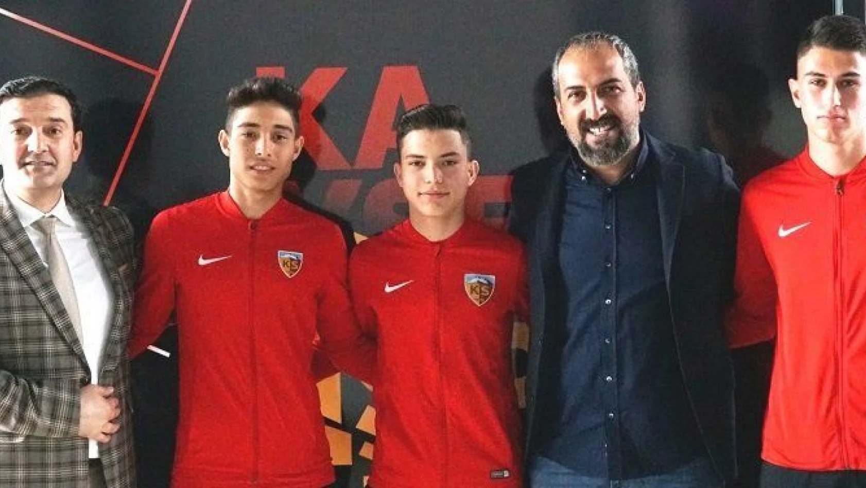 Kayserispor'da 3 futbolcu profesyonel oldu