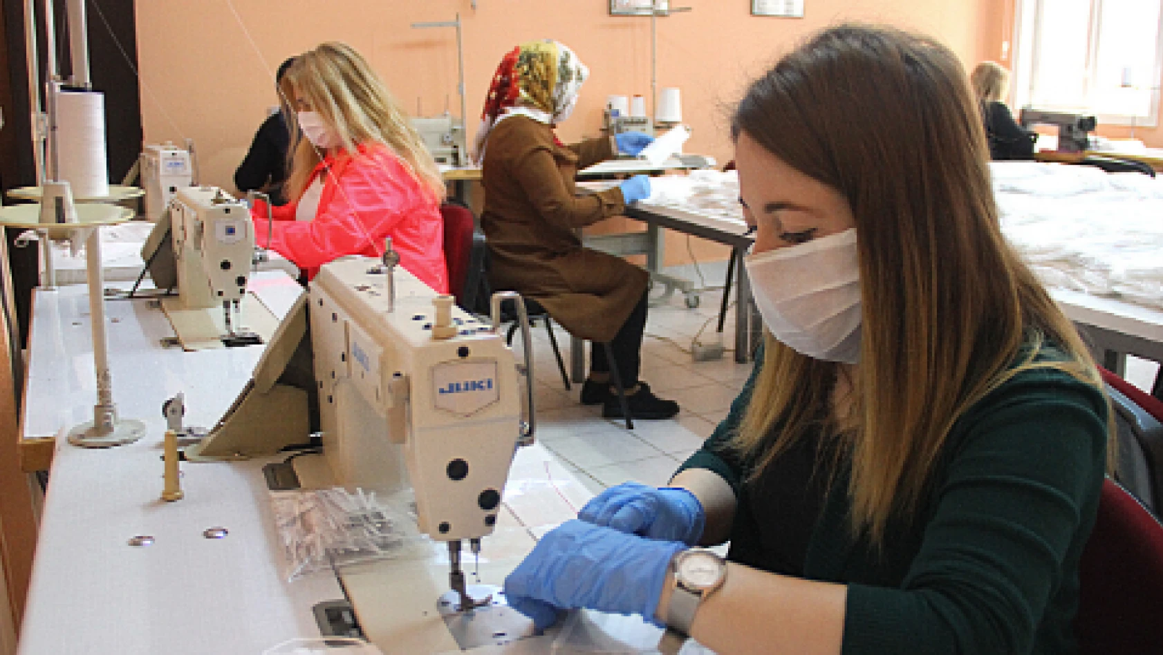 Gönüllü kadınlar 'imece' usulü maske üretiyor