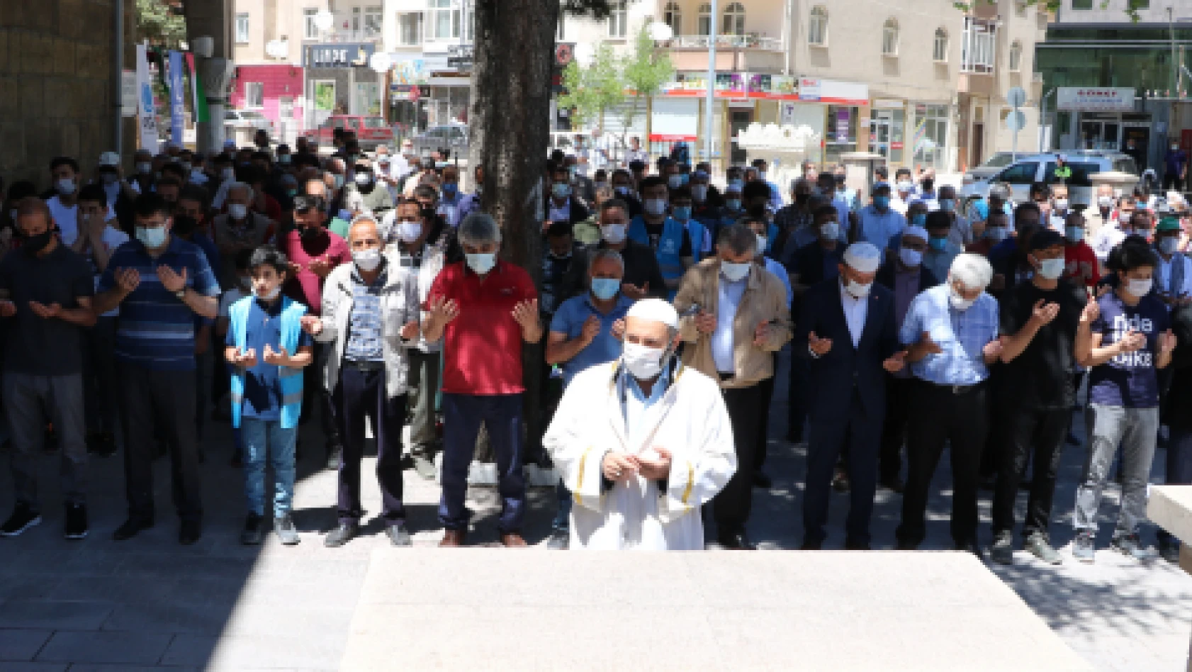 Filistin'de hayatını kaybedenler için gıyabi cenaze namazı kılındı