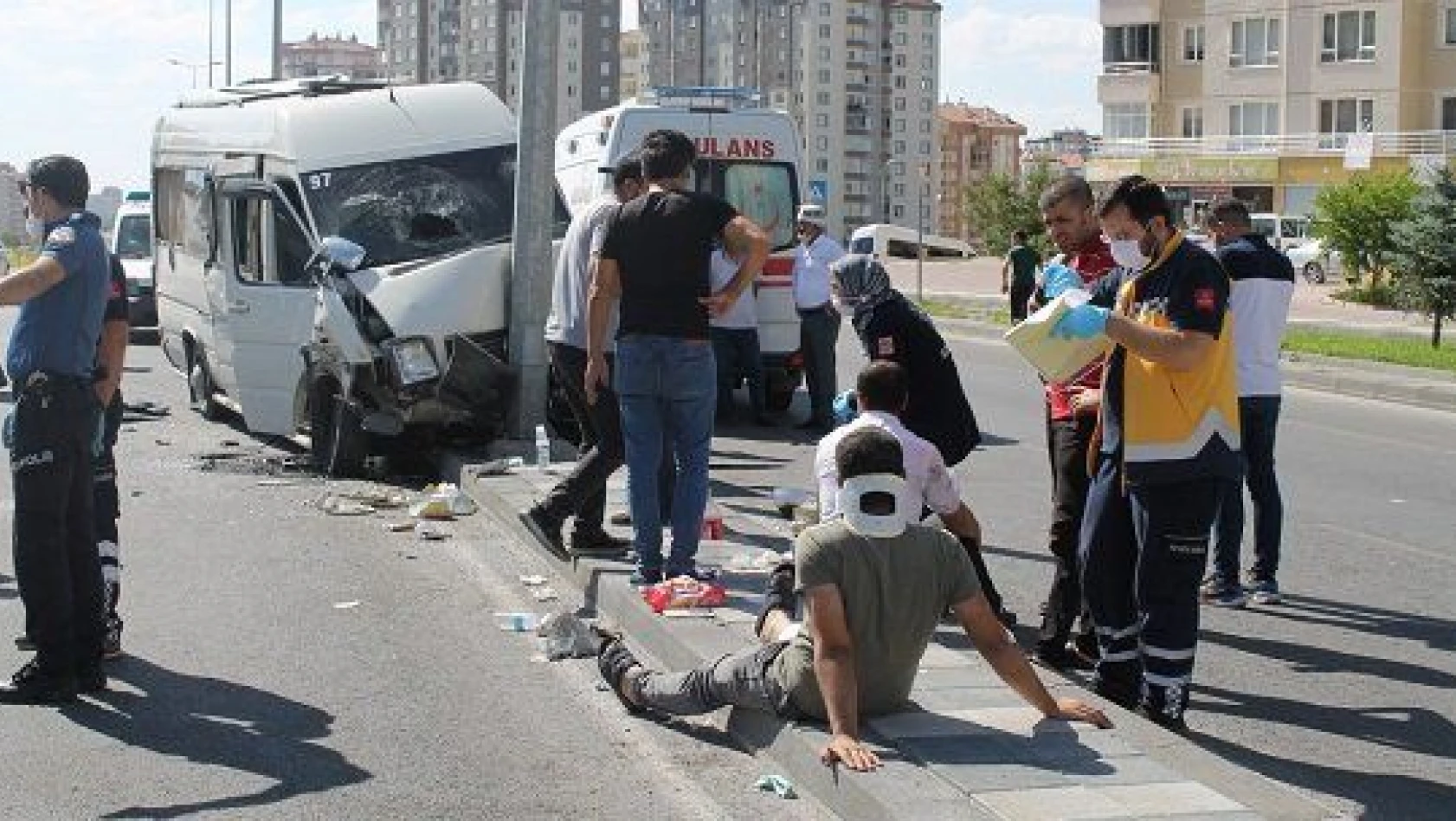 Kayseri'de kamyon, işçi servisine çarptı: 10 yaralı