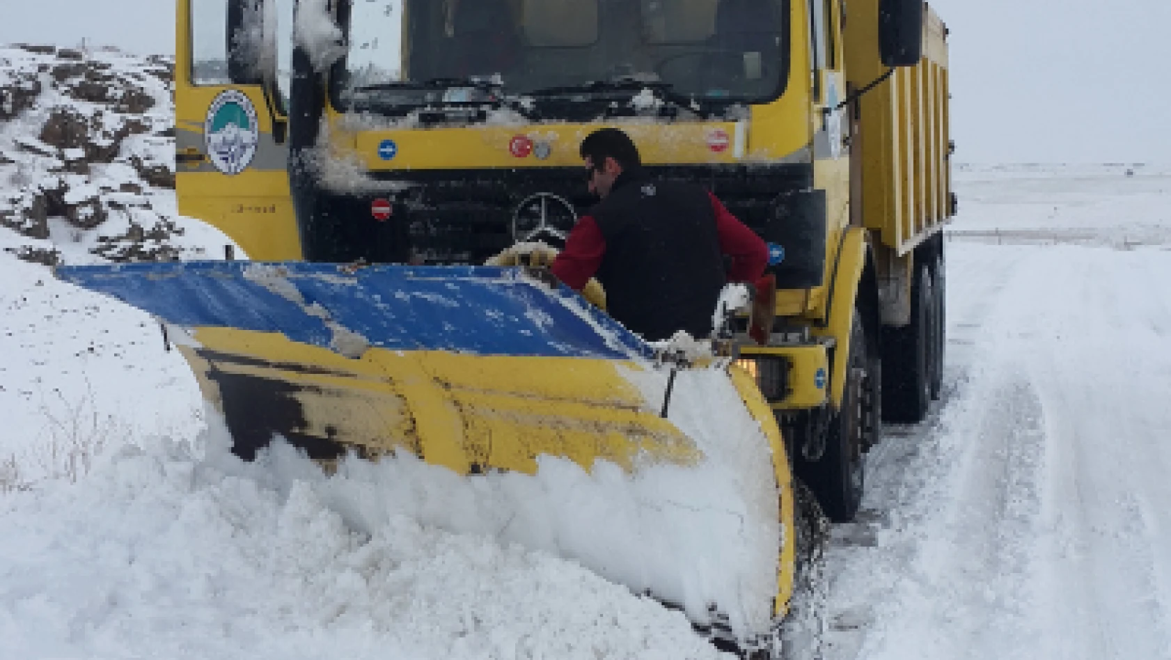 Büyükşehir'in 'kar' timi ilçede kapalı yol bırakmıyor