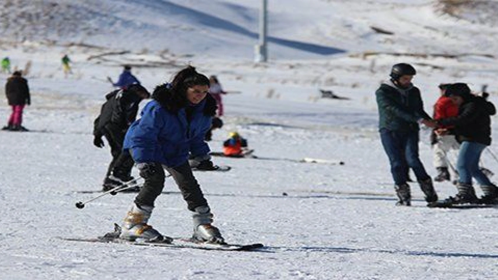 Erciyes'te sezon açıldı, kayakseverler akın etti 