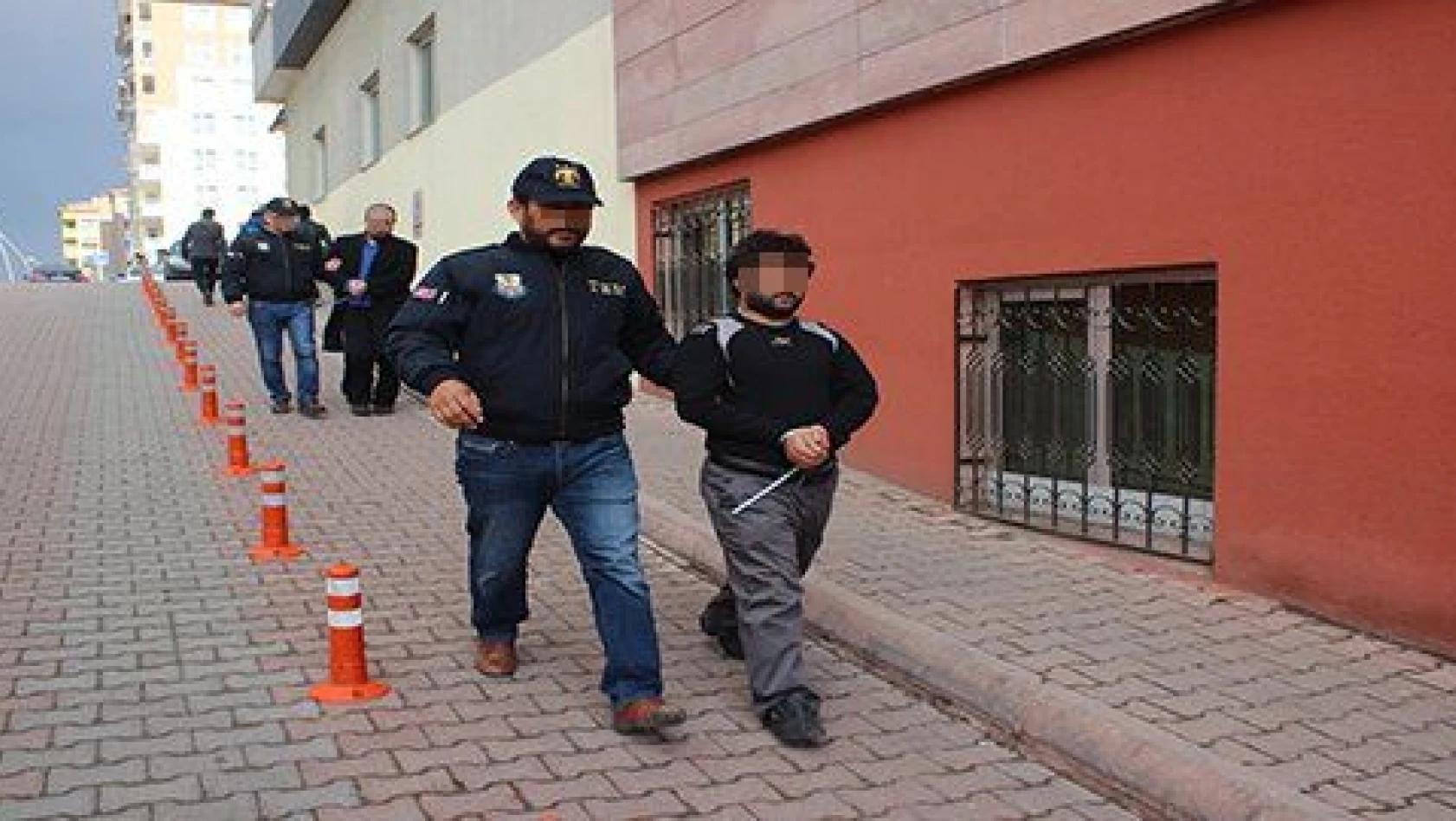 Kayseri'de DEAŞ operasyonunda gözaltına alınan 2 zanlı adliyeye sevk edildi
