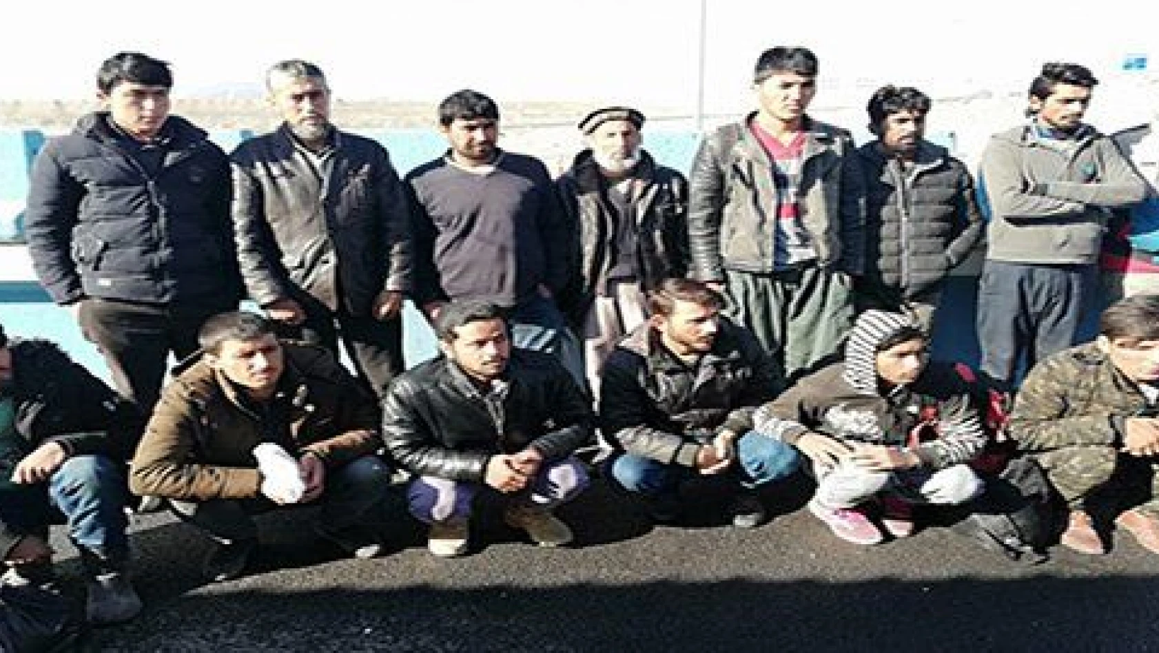 Yol uygulamasında 14 kaçak göçmen yakalandı 