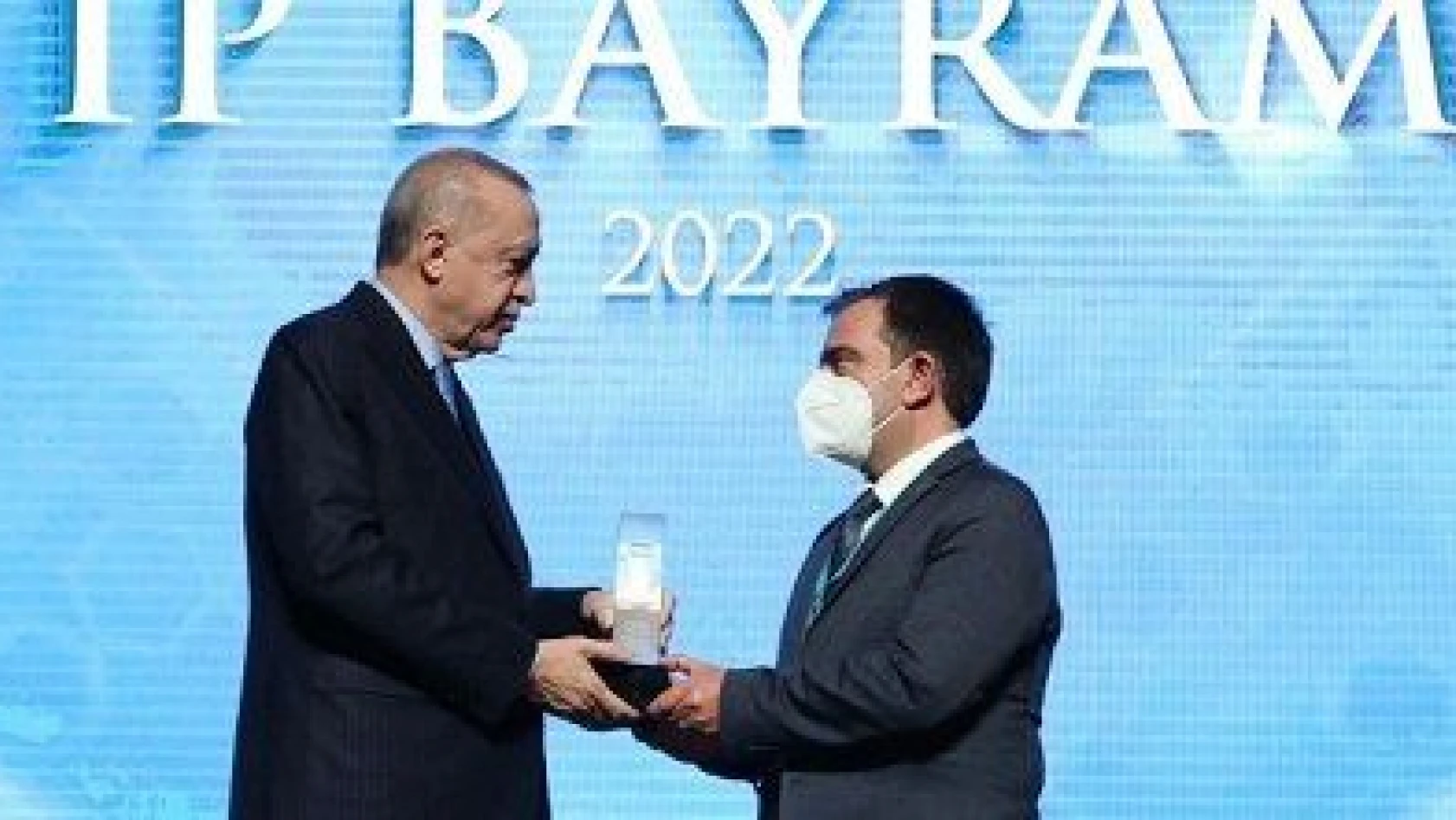 Cumhurbaşkanı Erdoğan'dan TURKOVAC'ı geliştiren Özdarendeli'ye ödül