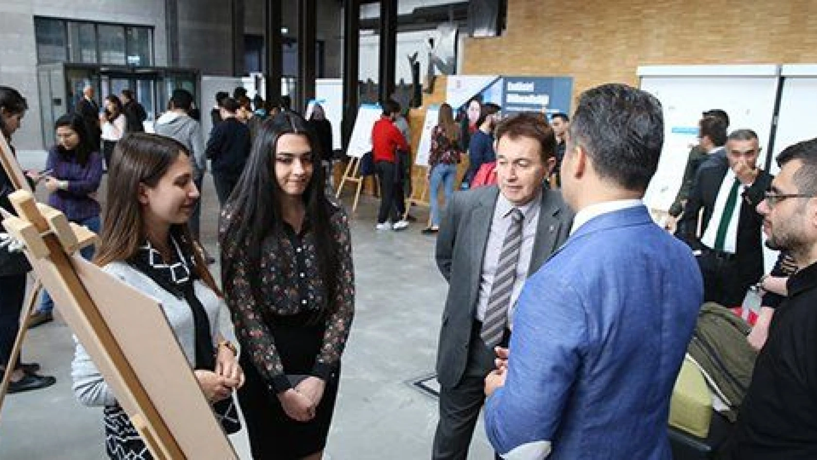 AGÜ'de Sanayi Odaklı Öğrenci Projeleri Fuarı