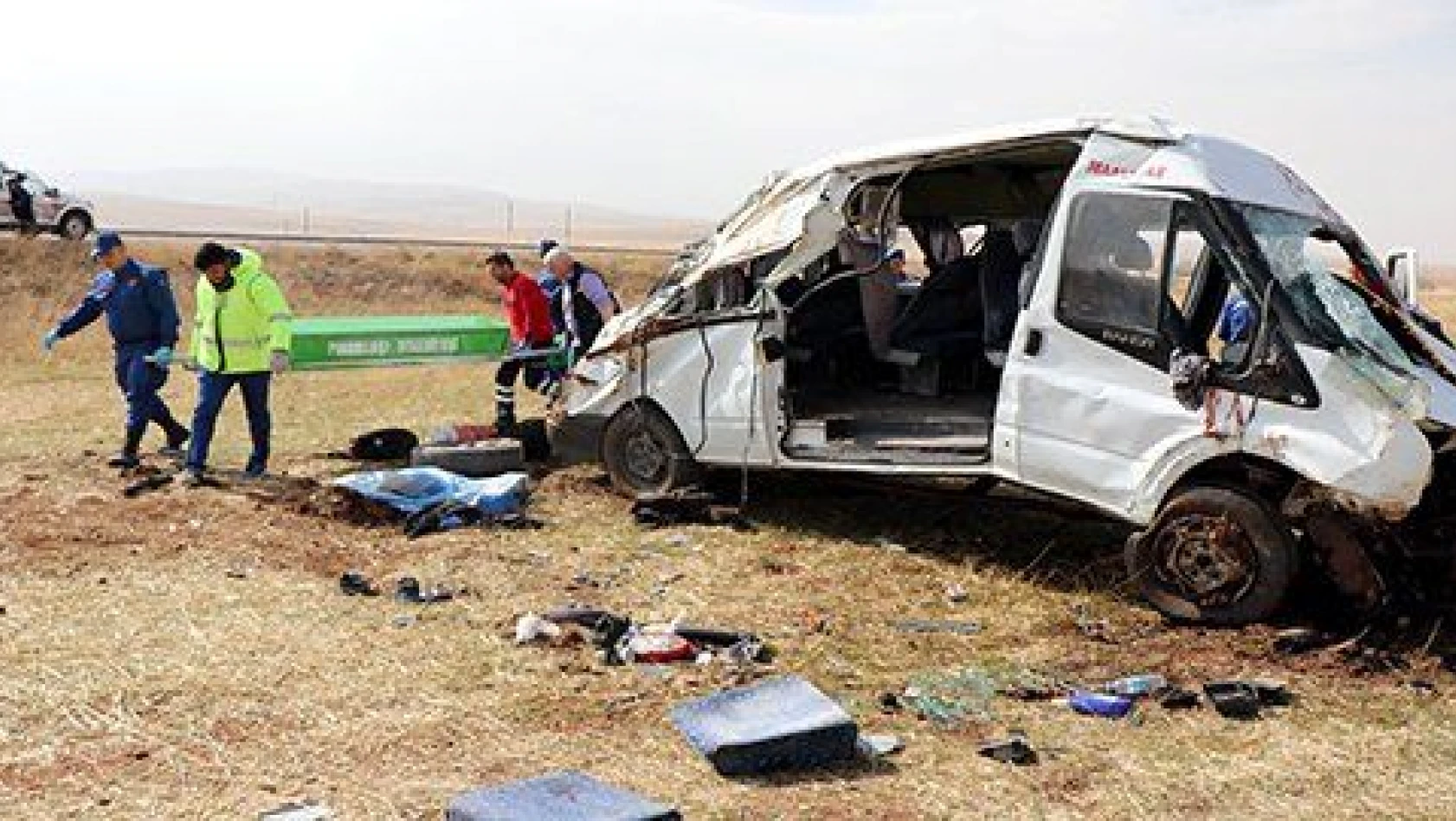 Göçmenleri taşıyan minibüsün şoförü uyudu: 2 ölü, 23 yaralı 