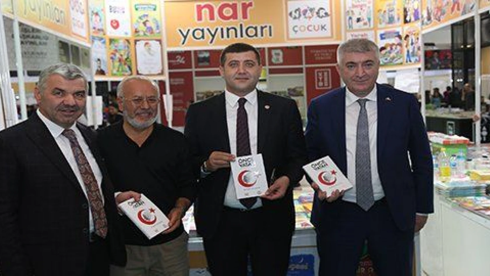 Başkan Çelik, MHP Milletvekili Ersoy ve İl Başkanı Tok ile birlikte Kitap Fuarı'nı gezdi 