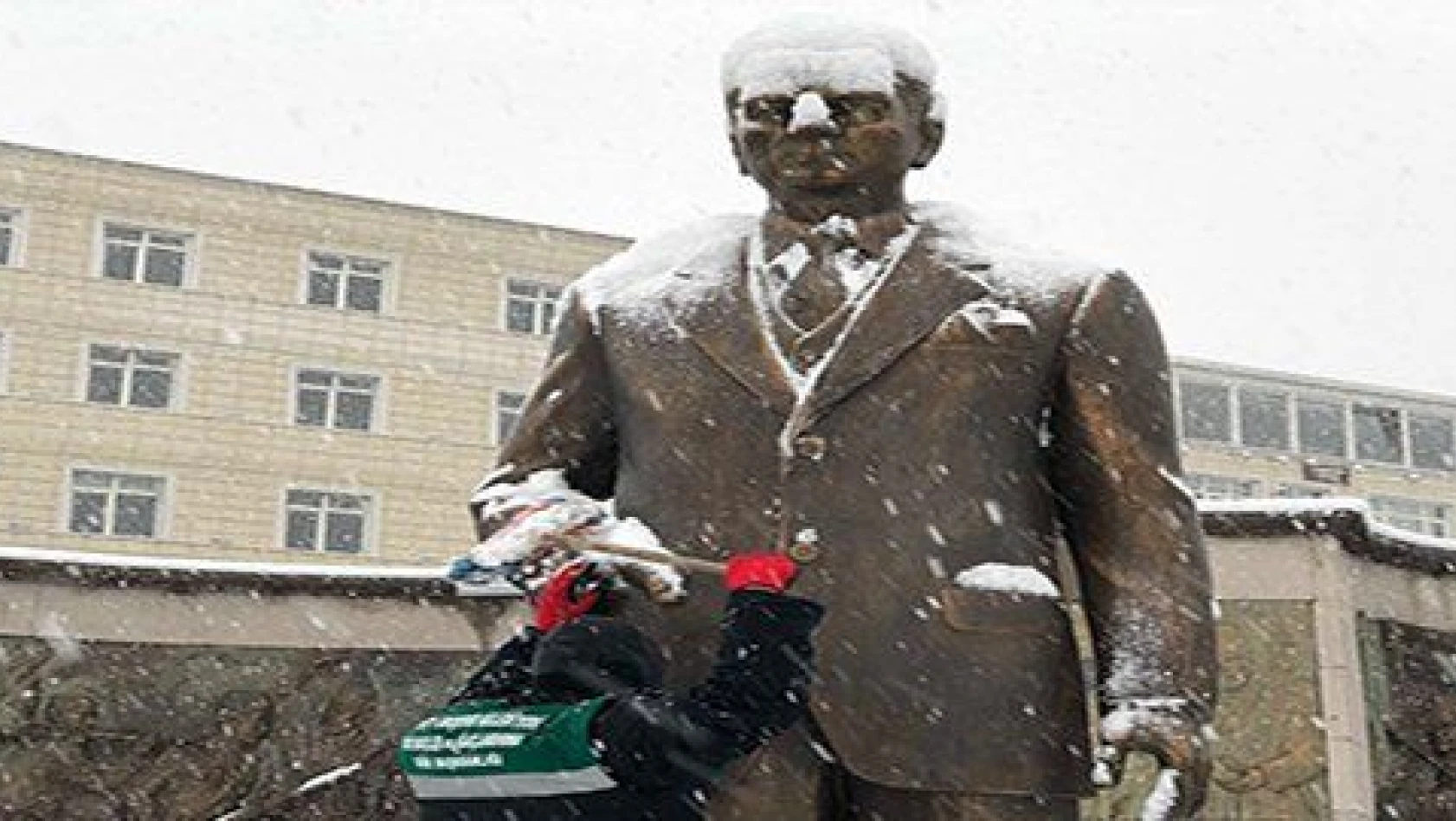 Kayseri'de belediye işçisi Ata'yı kar altında bırakmadı 