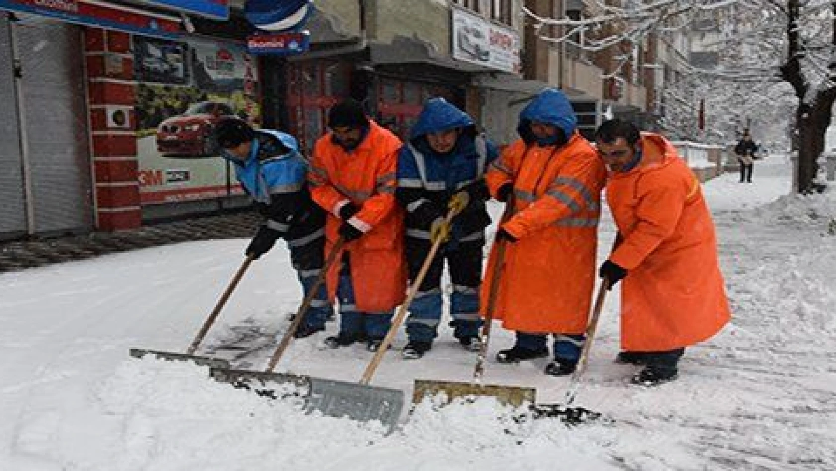 Kocasinan'da karlar temizleniyor 