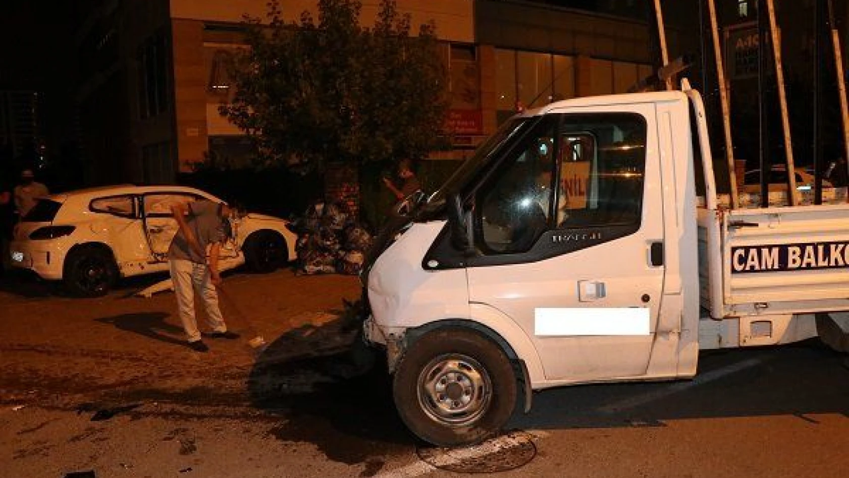 Kayseri'de otomobille kamyonet çarpıştı: 3 yaralı