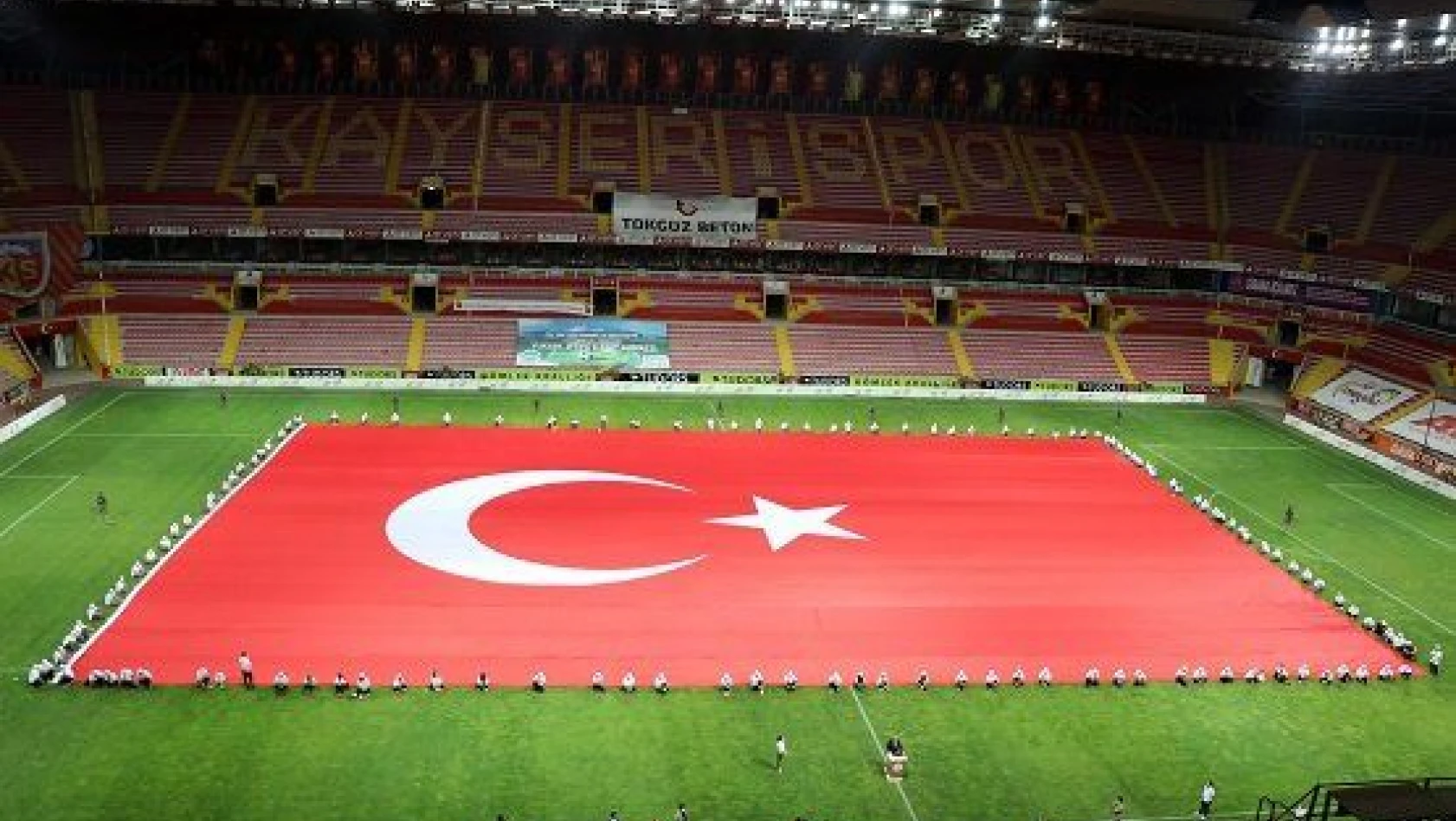 Dünyanın en büyük Türk bayrağı Kayseri'de üretildi