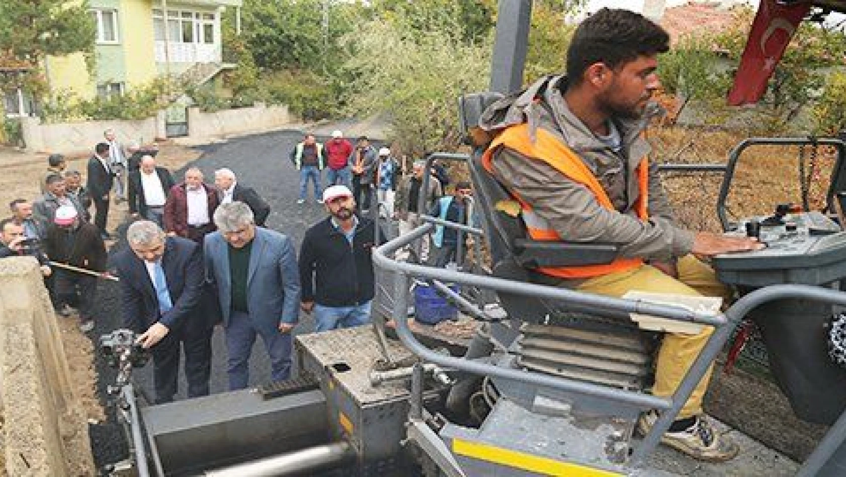 Başkan Çelik, Akkışla'da asfalt çalışmalarına katıldı ve Akkışlalılarla bir araya geldi 