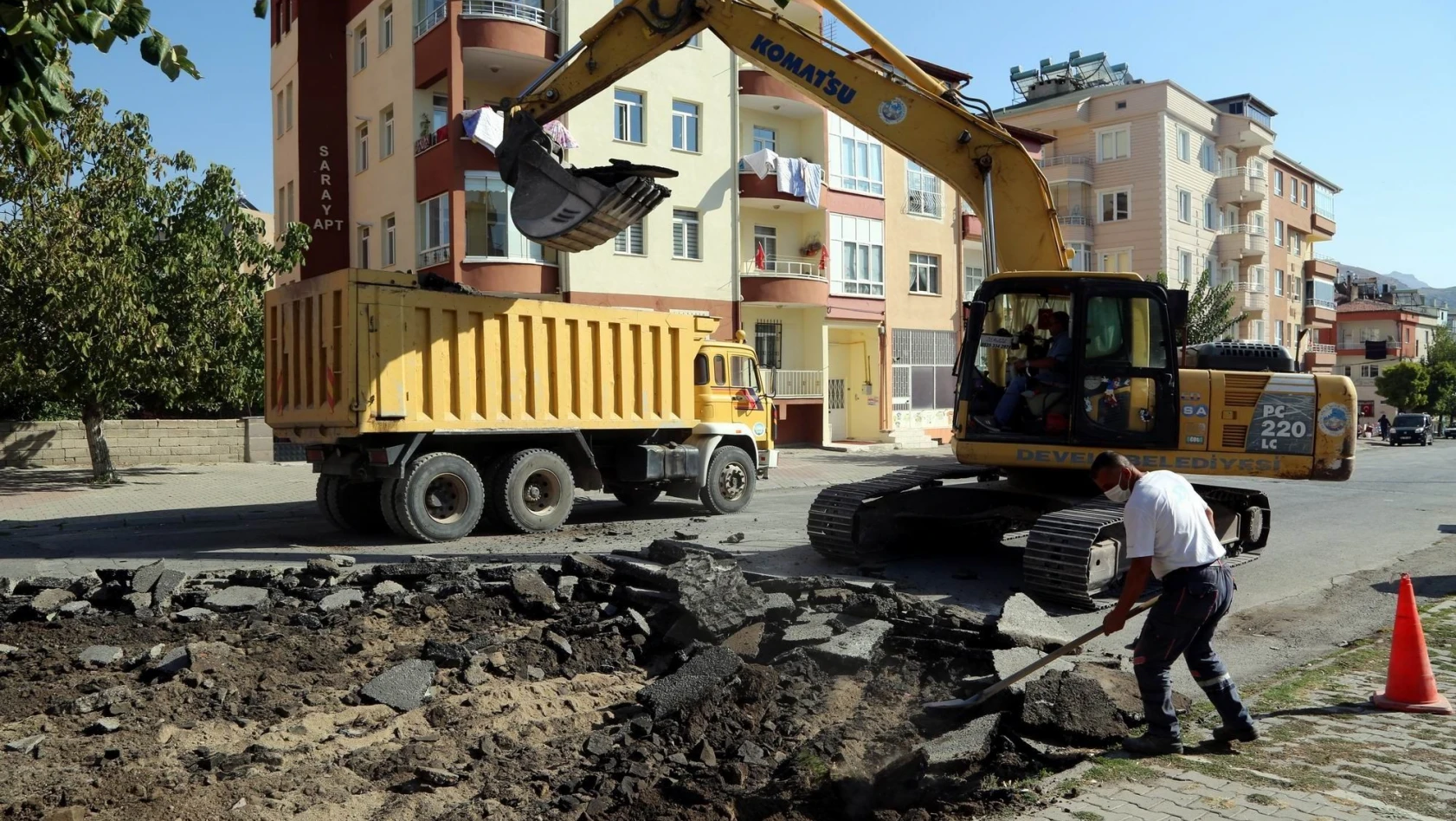 Alparslan Türkeş Caddesi sıcak asfalt çalışması başladı