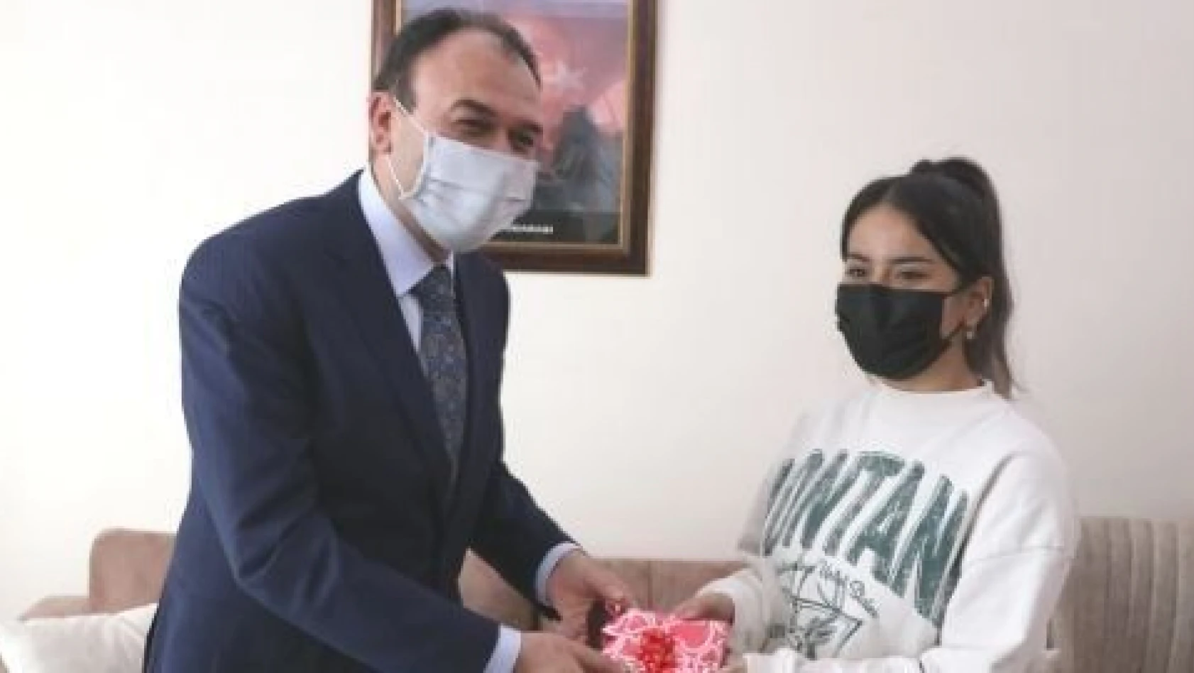 Çandıroğlu'dan, şehit polisin kızına ziyaret