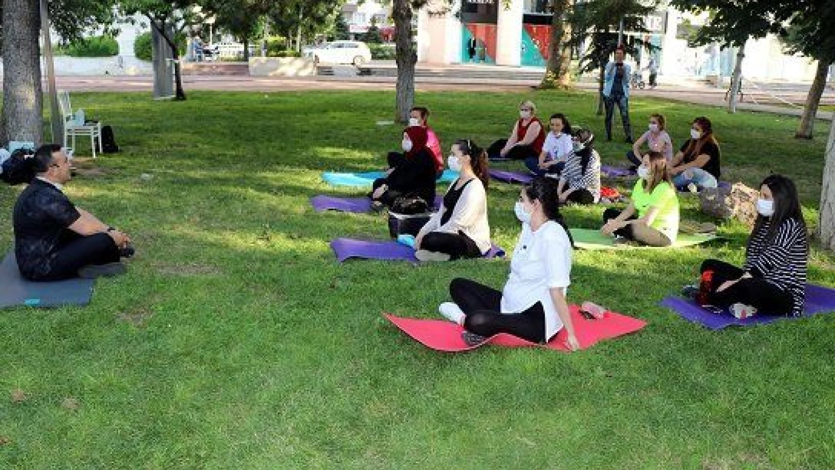 Anne adaylarına parkta yoga eğitimi