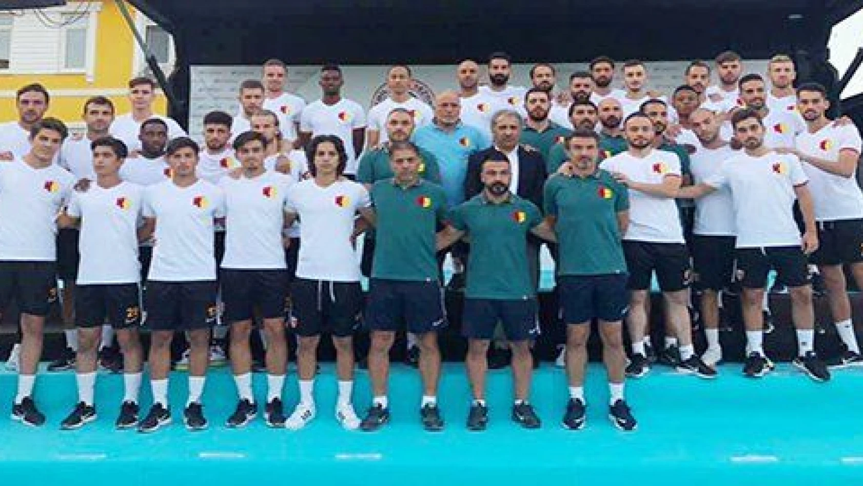 Kayserispor 32 futbolcuya lisans çıkardı 