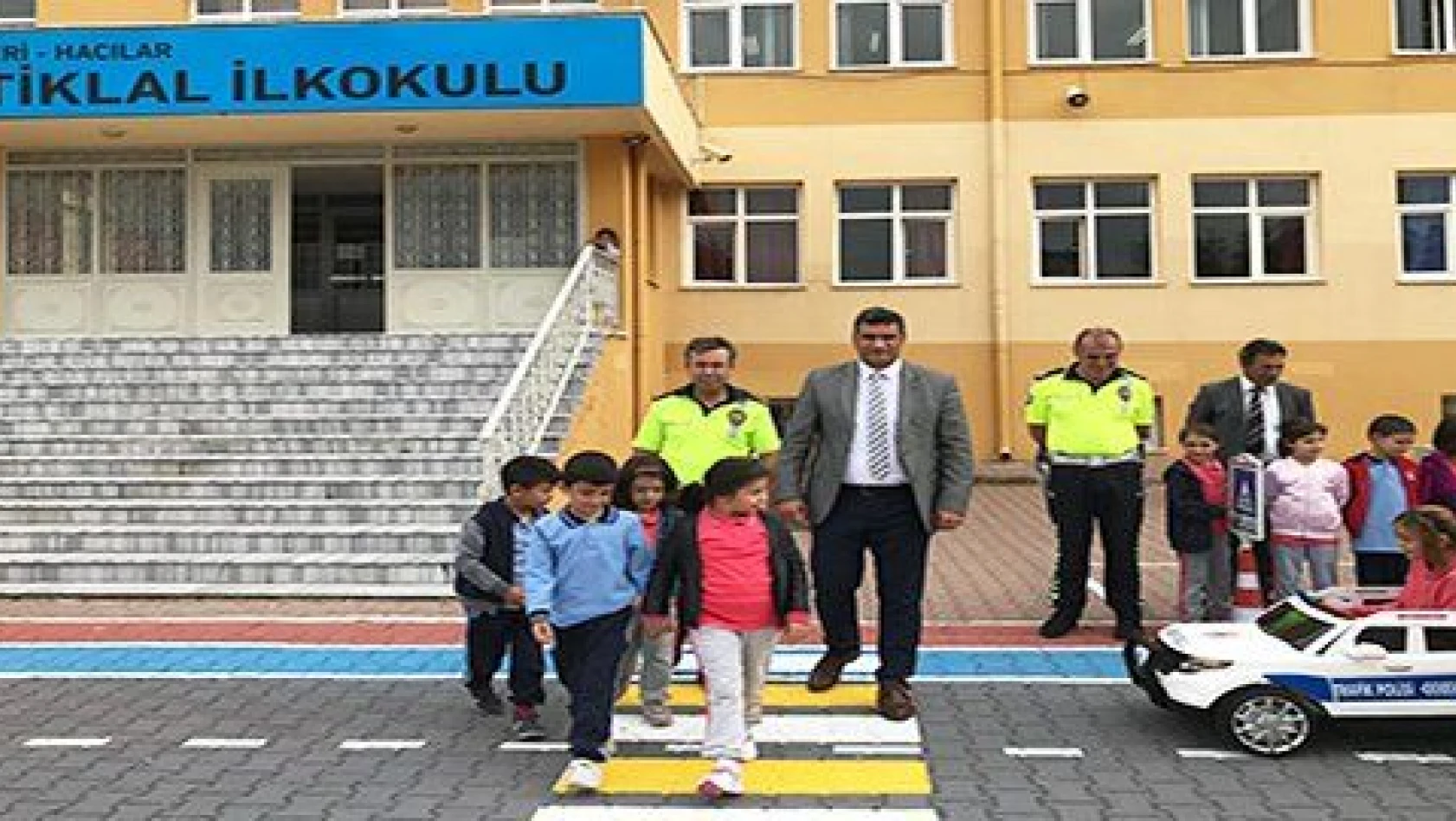 Hacılar İstiklal İlkokulu'nda trafik eğitim pisti açıldı