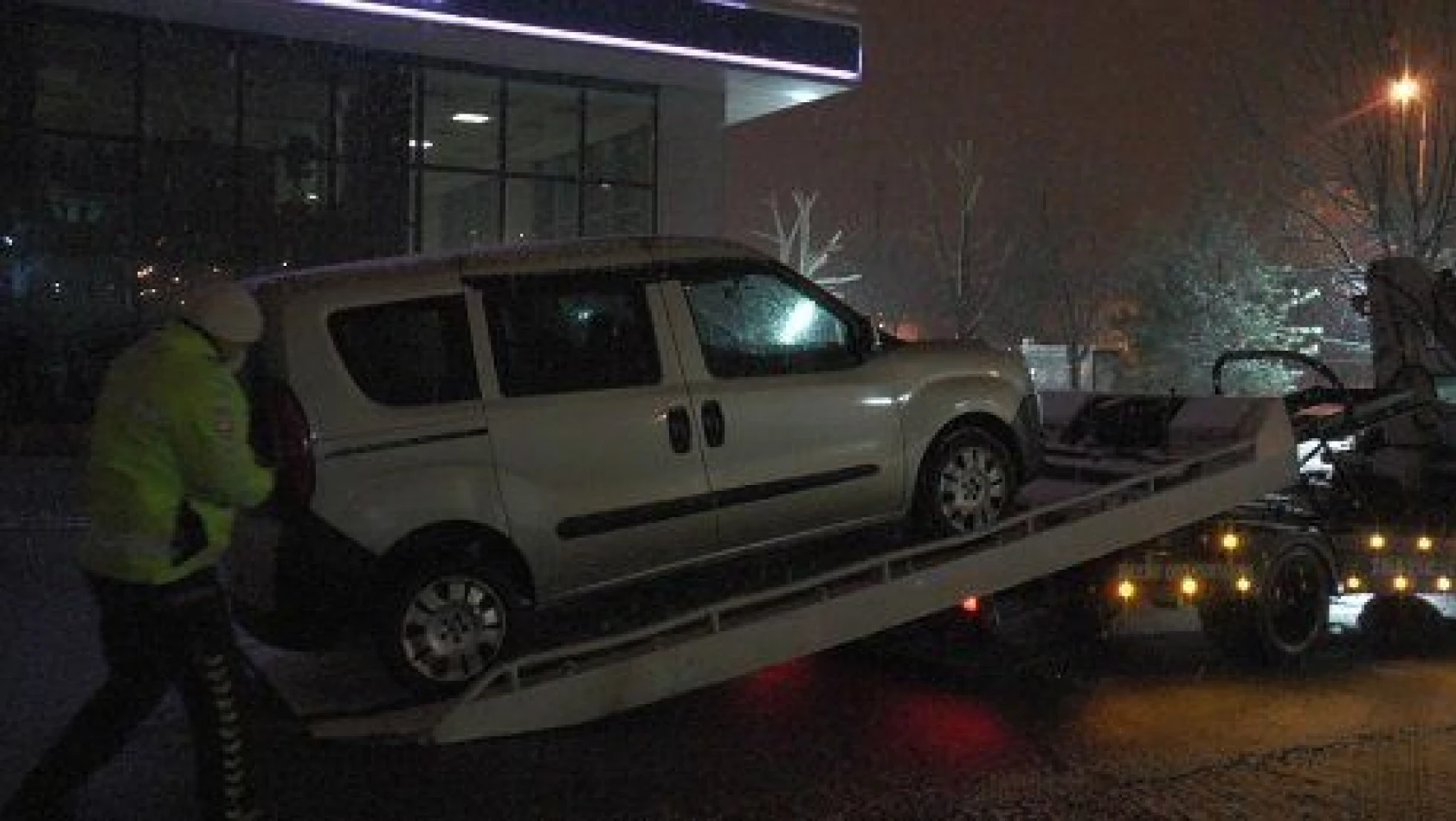 Polisin 'dur' ihtarına uymayan araç, kovalamaca sonucu yakalandı